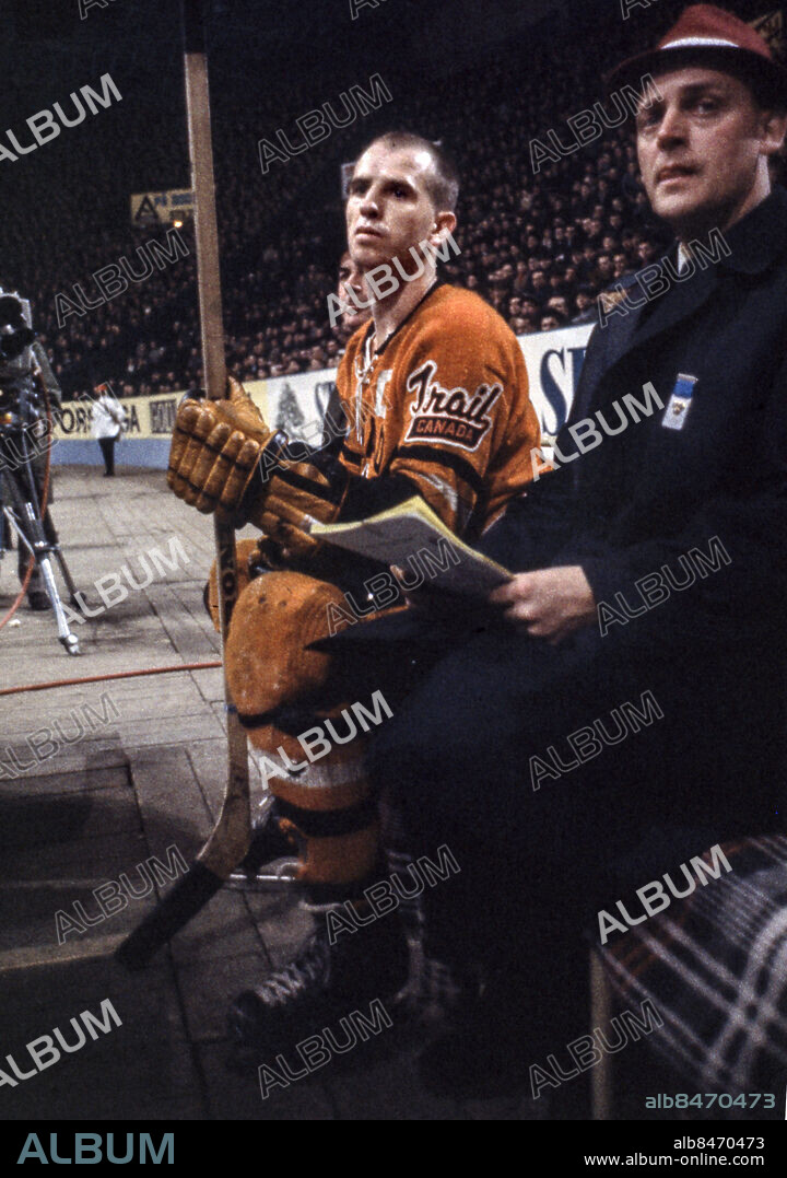 STOCKHOLM 1963-03-15. Kanadas och Trail Smoke Eaters lagkapten Harold Jones, sitter i utvisningsbåset i ishockeymatchen mot Sverige i ishockey-VM i Stockholm 15:e mars 1963. Tre Kronor vann matchen med 4-1.. Foto: Expressen / TT / Kod: 192.