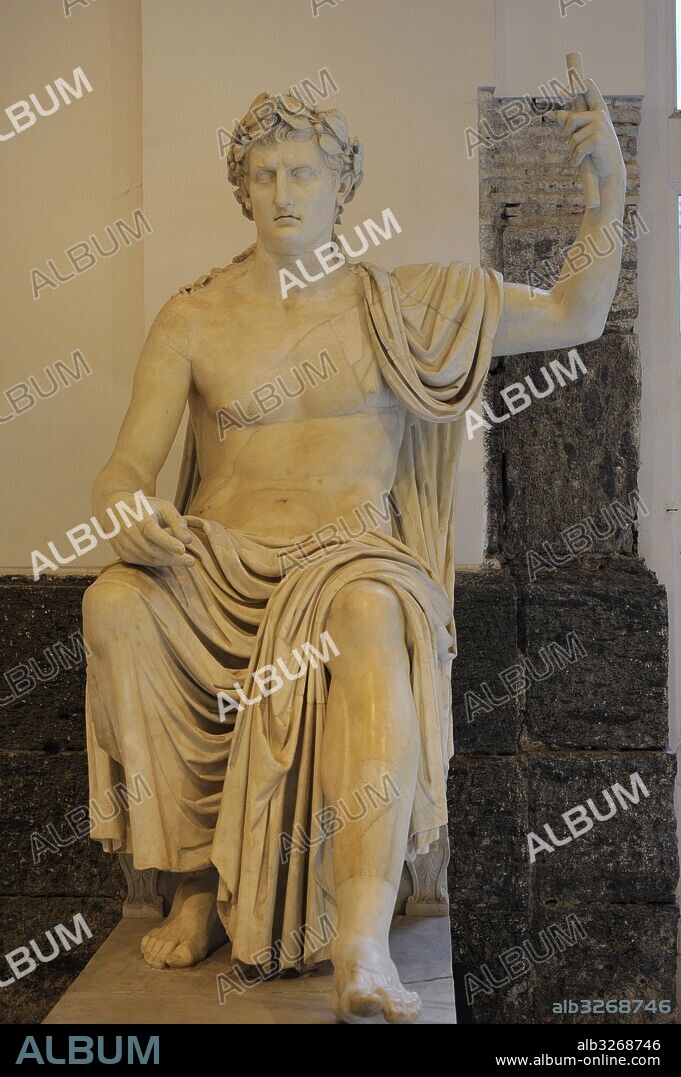 OCTAVIO AUGUSTO (Gaius Julius Caesar Octavianus) (61 a. C. -14 d. C.). Estatua colosal del divino Augusto sentado. Pieza procedente del Augusteum, Herculano, Italia. Mitad del siglo I d. C. Primer emperador romano e hijo adoptivo de César. Colección Farnese. Museo Arqueológico Nacional. Nápoles. Italia.
