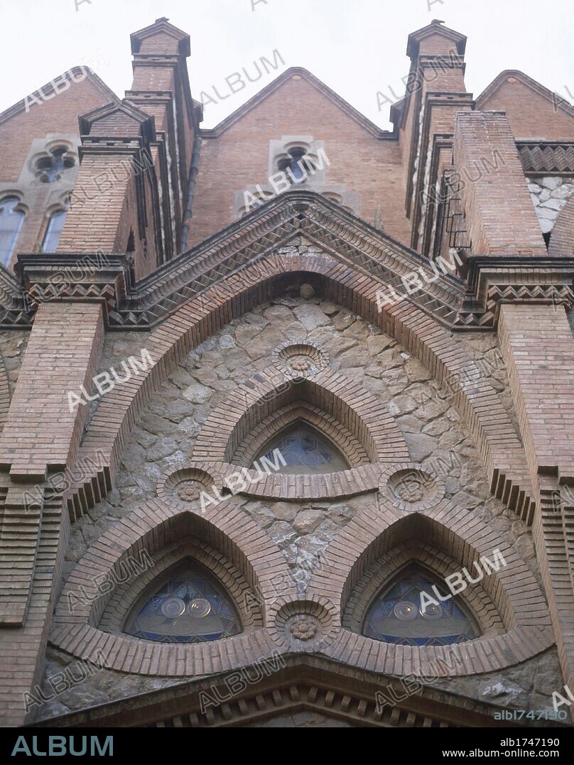 ARTE S. XX. ESPAÑA. Iglesia de San Agustín (Padres Escolapios). Templo de estilo modernista y neogótico construída entre 1924 y 1932 por Bernardí Martorell i Puig (1877-1937). Detalle de la fachada. Sabadell. Comarca del Vallès Occidental. Provincia de Barcelona. Cataluña. España.