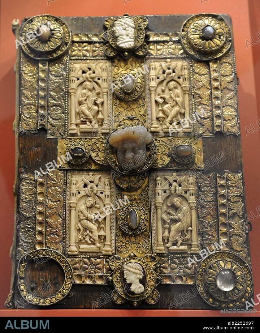 ARTE MEDIEVAL. ROMANICO. EUROPA. Codex Lebuinus. Norte de Francia, 825-850. Detalle de la encuadernación, Colonia, siglo XI-XII. Rica decoración en plata, marfil y piedras preciosas. La figura central representa a Baco. Detalle. Museum Catharijneconvent. Utrecht. Países Bajos.