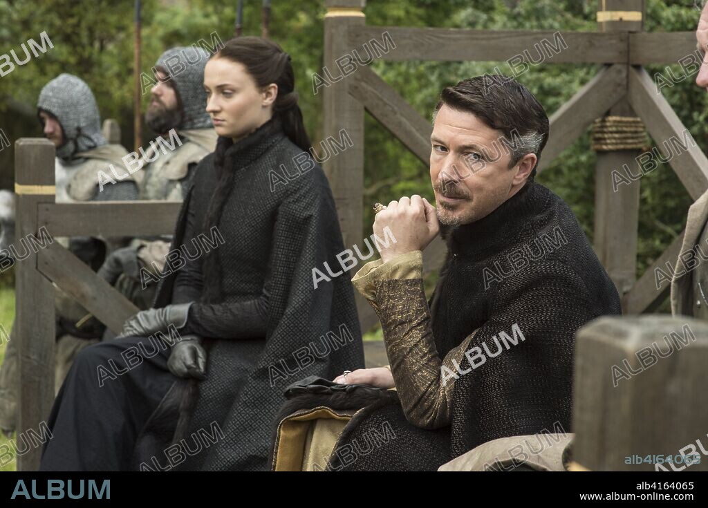 AIDAN GILLEN and SOPHIE TURNER in GAME OF THRONES, 2011, directed by DANIEL MINAHAN. Copyright HBO. Temporada 5 capítulo 1.