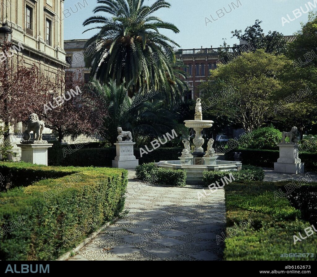 FUENTE EN LOS JARDINES DELANTE DEL ARCHIVO GRAL INDIAS.
