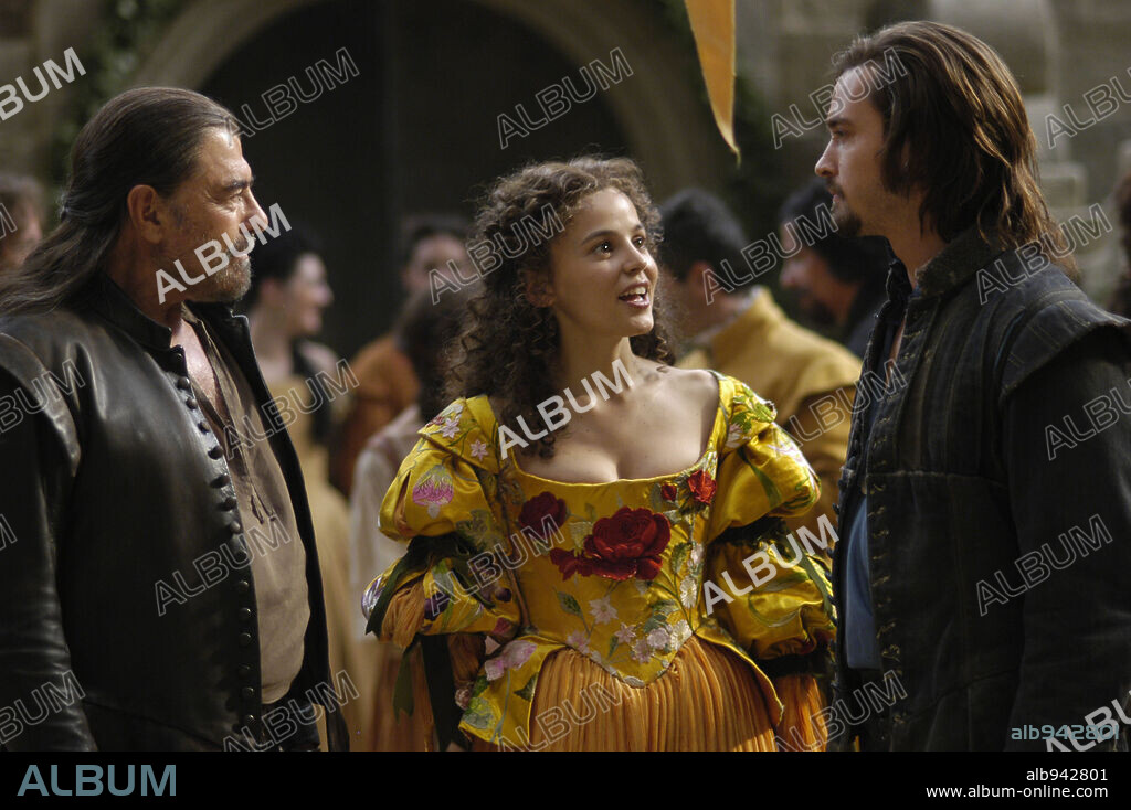 ELENA ANAYA, JUAN LUIS GALIARDO y WILL KEMP en MIGUEL Y WILLIAM, 2007, dirigida por INES PARIS. Copyright FUTURE FILMS LTD./MIGUEL Y WILLIAM PRODUCCIONES/WARNER BROS.