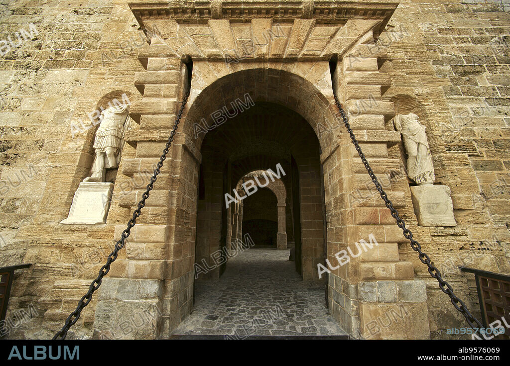 Portal de Ses Taules (Porta del Mar), recinto amurallado de Dalt Vila(s.XVI).Eivissa.Ibiza.Islas Pitiusas.Baleares.España.