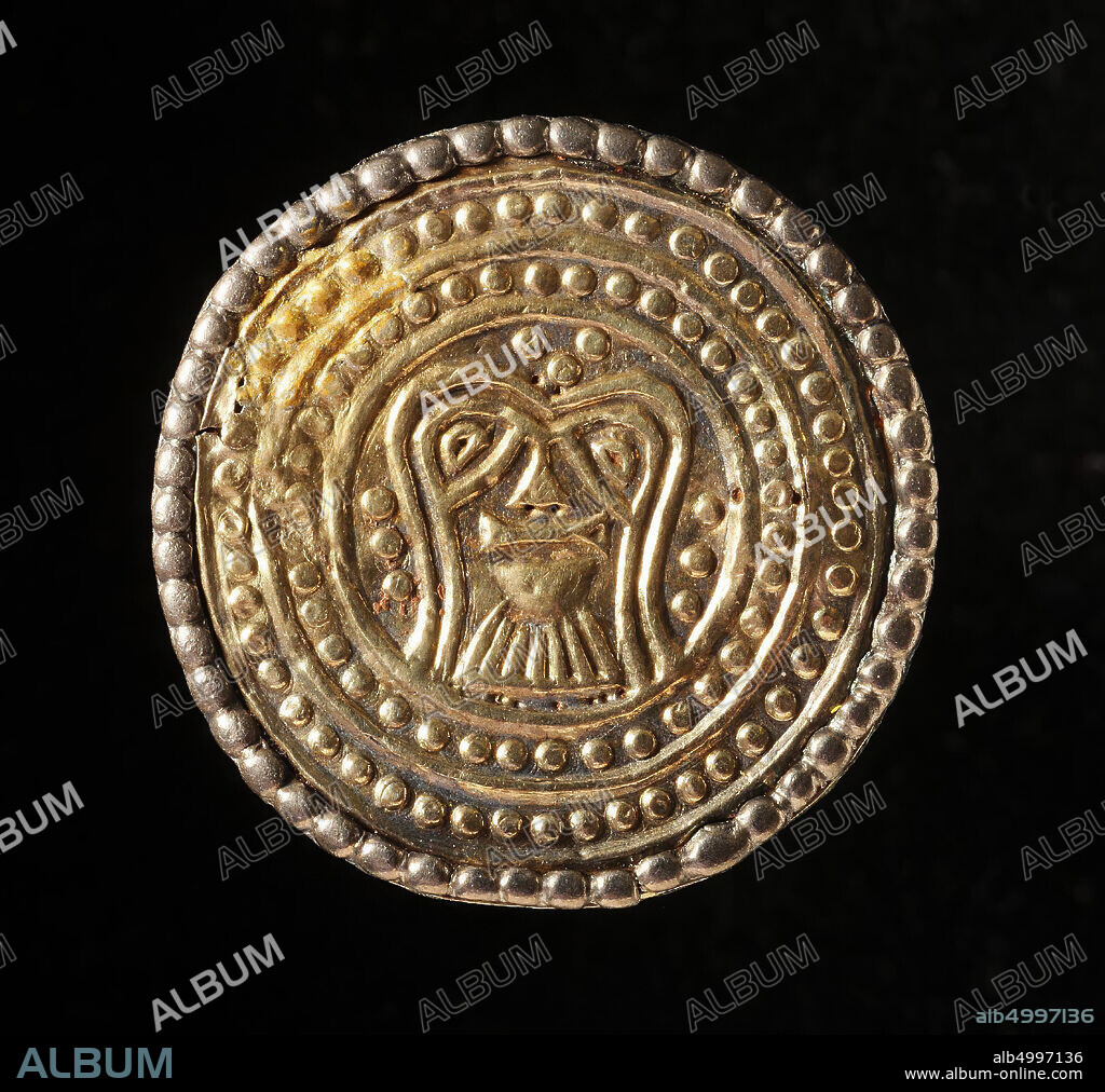 Pressblecheibenfibel (fibule discoide dont la platine porte une feuille d'or), bronze disc fibula with silver beaded ring (50 pearls as staples, to be attached to the base) on the top and five (also to be confirmation to the Boehner, 1958: The frackling Altertuemer des Trierer Landes S. 109: E 4 Stufe IV = ca. VII Les necropoles merovingiennes Pl 51: Trivieres Tr 488 - VIIA (bearded men's masks on Merovingian pails) Main Merovingian cemetery Awareness in Europe - Schaetze eines asiatischen Reitervolkes 6.-8 Jh Mus F Vor- & Fruehgesch Frankfurt, S 27, 31, 55. H. Goeldner.