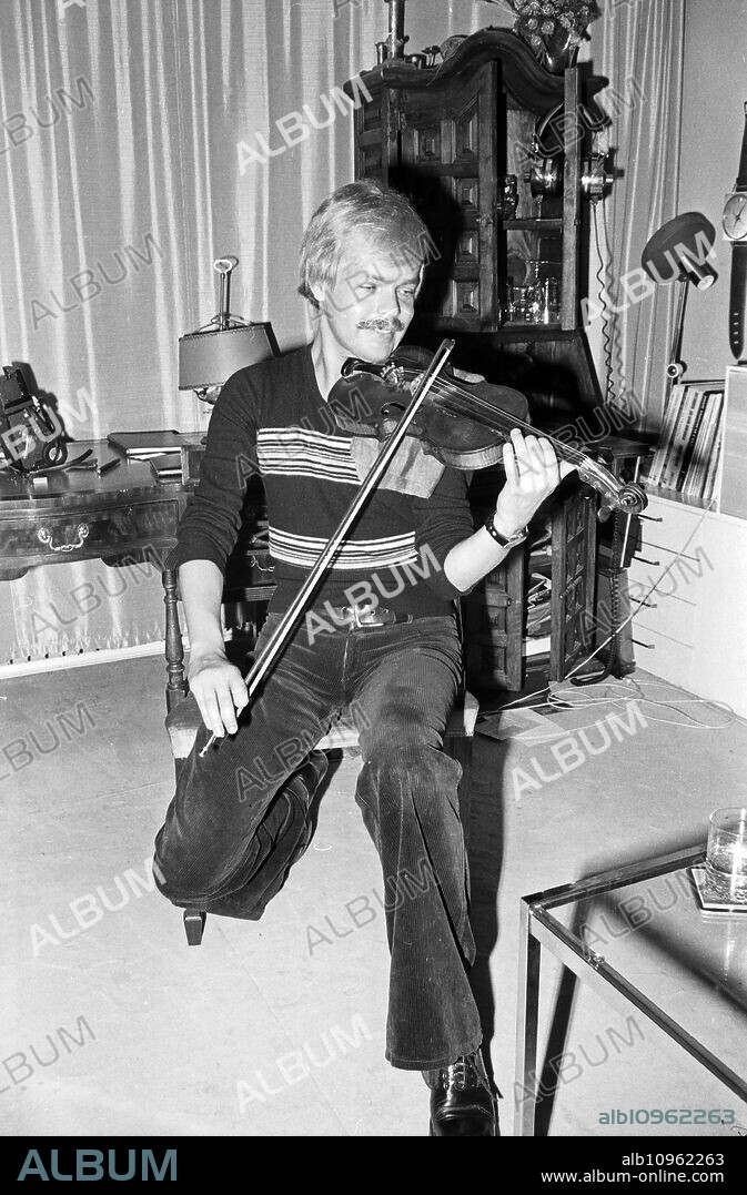 German actor Werner Schulenberg playing the violin, Germany 1970s.
