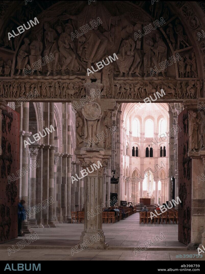 Interior de la Iglesia vista desde el portal central del Nartex. Románico del Siglo XII. La Madeleine. Vezelay.