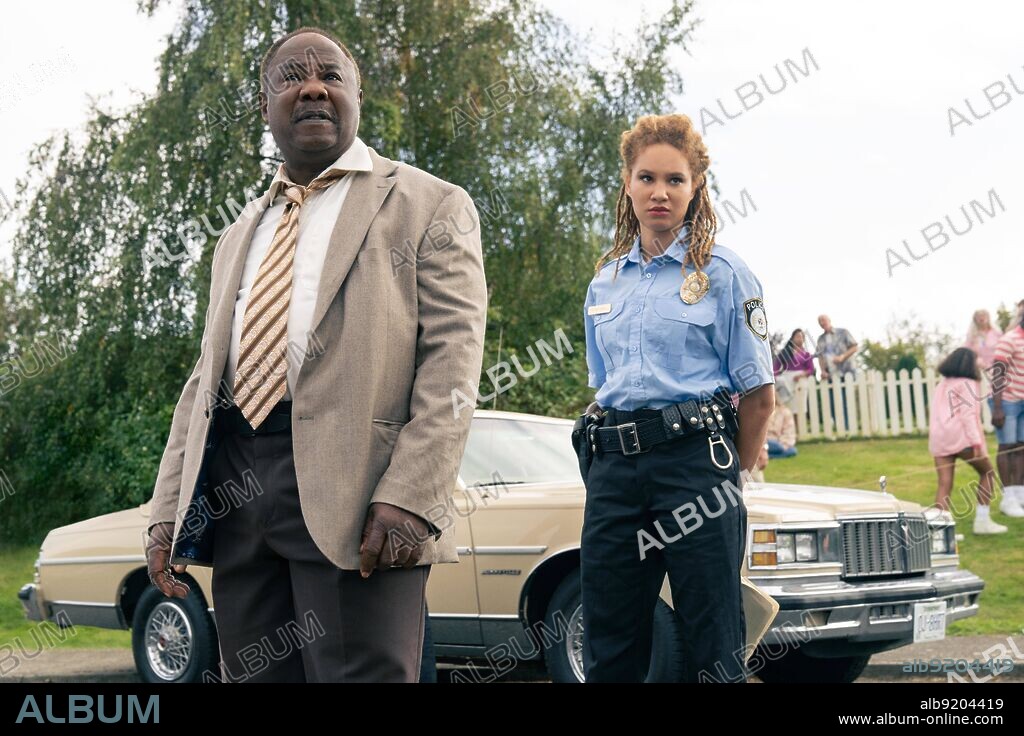 AYOOLA SMART y ISIAH WHITLOCK JR. en OSO VICIOSO, 2023 (COCAINE BEAR), dirigida por ELIZABETH BANKS. Copyright Brownstone Productions / Universal Pictures.