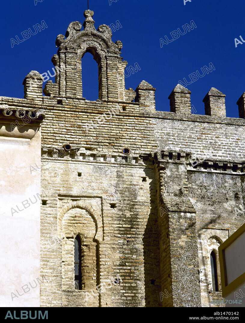 ARTE MUDEJAR. ESPAÑA. IGLESIA DE SAN PEDRO. Detalle exterior de los muros almenados del templo. SANLUCAR LA MAYOR. Provincia de Sevilla. Andalucía.