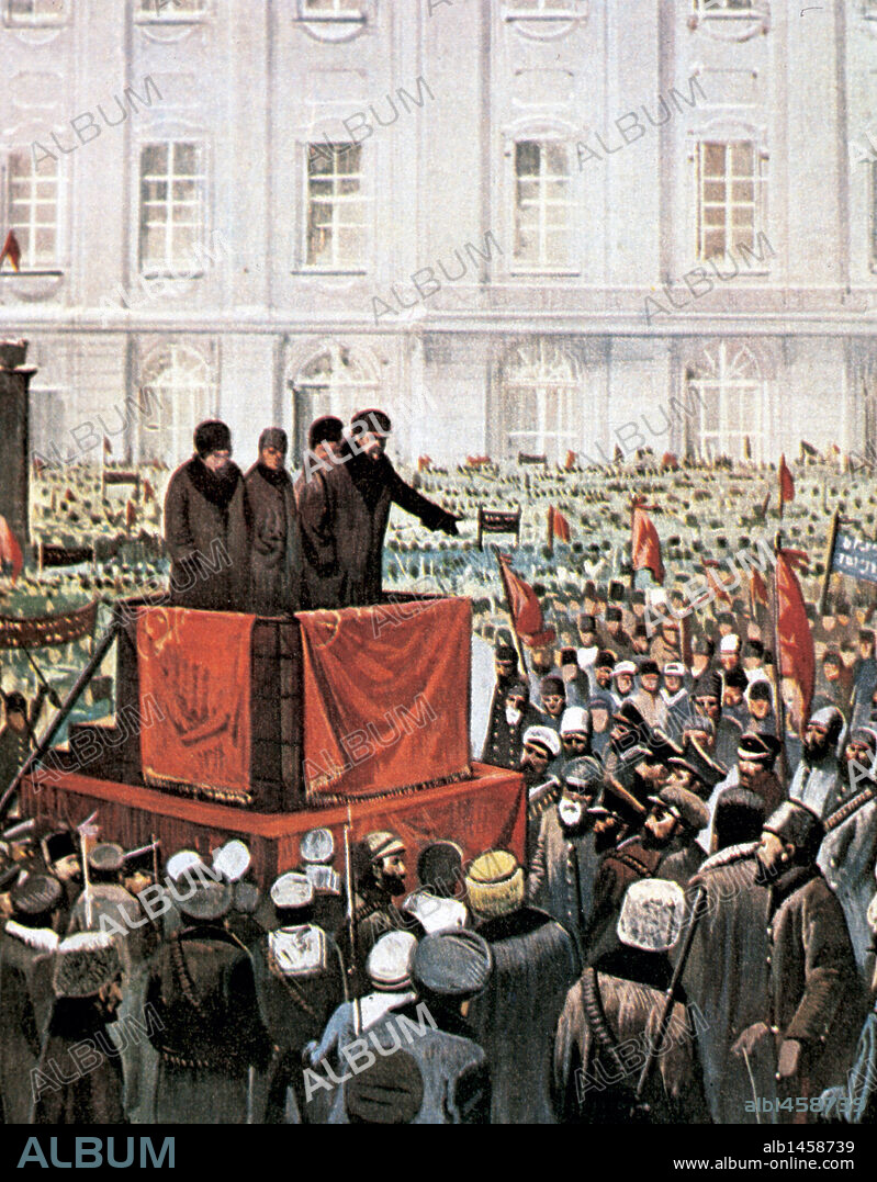 Russian Revolution (1917). Rally by Lenin and Leon Trotsky in St. Petersburg after the October Revolution of 1917: the extremists socialists have managed to secure the support of the proletarian masses and thereby gain power.