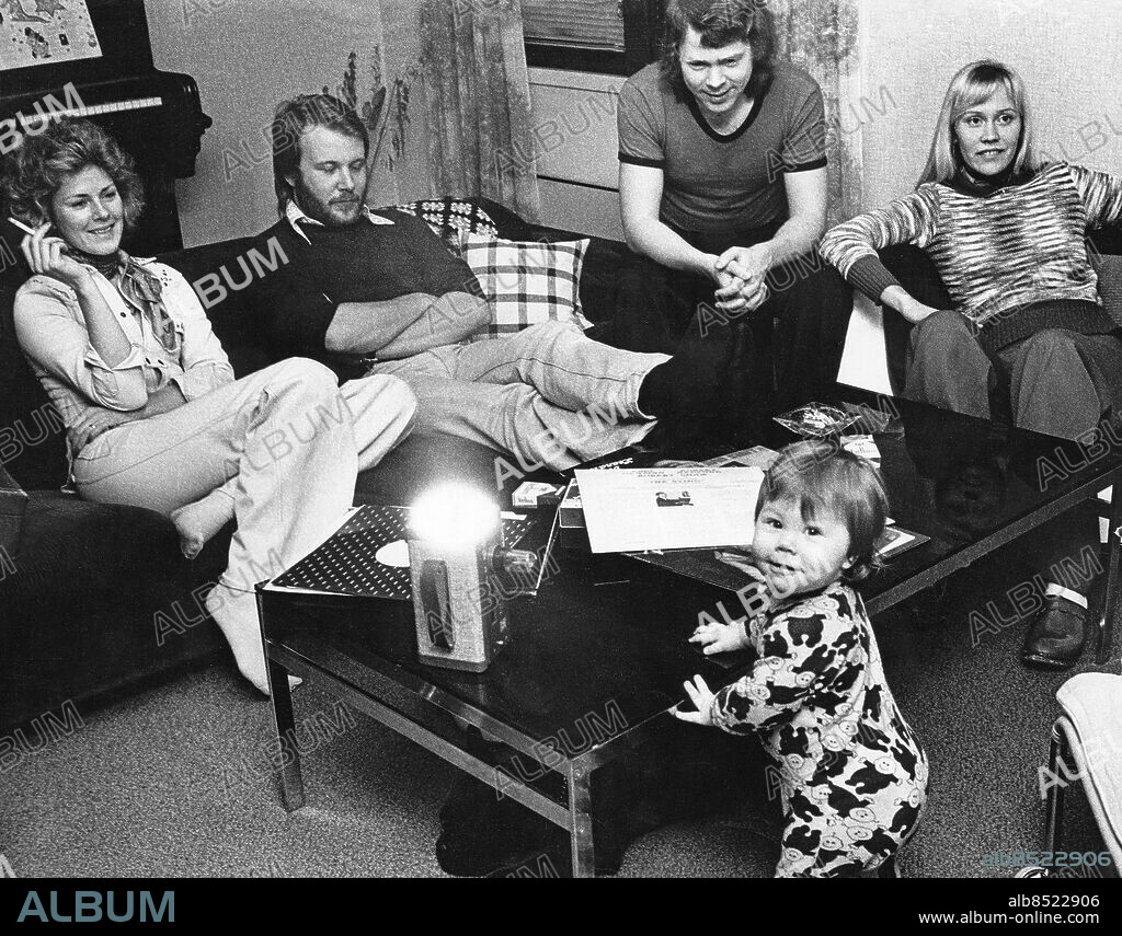 STOCKHOLM 1974-03-27. Medlemmarna i ABBA kopplar av. Anni-Frid Lyngstad, Benny Andersson, Björn Ulvaeus och Agnetha Fältskog lyssnar på skivor hemma i soffan hos Björn och Agnetha, Björn och Agnethas dotter Linda främst i bild. Snart är det dags att åka till Brighton och Eurovision song contest. Foto: Jonny Graan / Expressen / TT / Kod: 16 . ** AFTONBLADET OUT **.