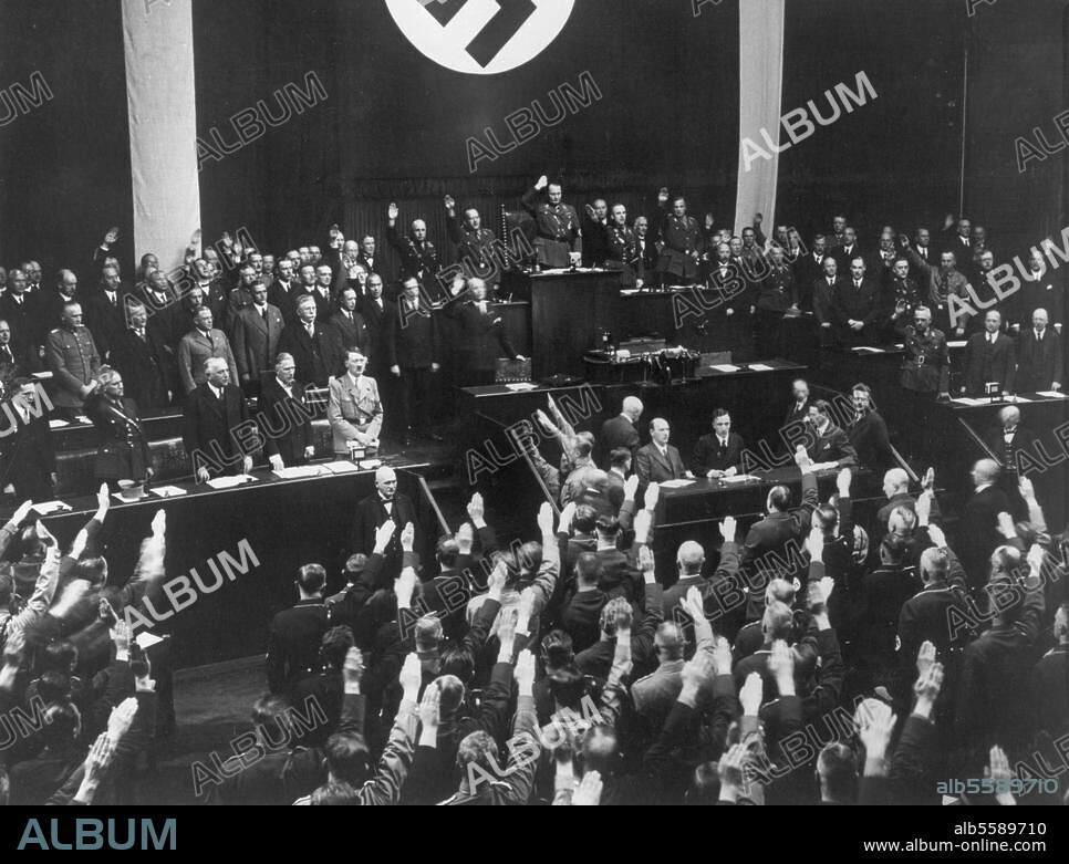 Berlin, 17. Mai 1933:. Rede des Reichskanzlers Adolf Hitler vor dem Reichstag in der Krolloper (sog. "Friedensrede" für Abrüstung und gegen Germanisierung des Ostens). Blick über das Plenum auf die Regierungsbank mit Hitler, Papen u. a. Foto.