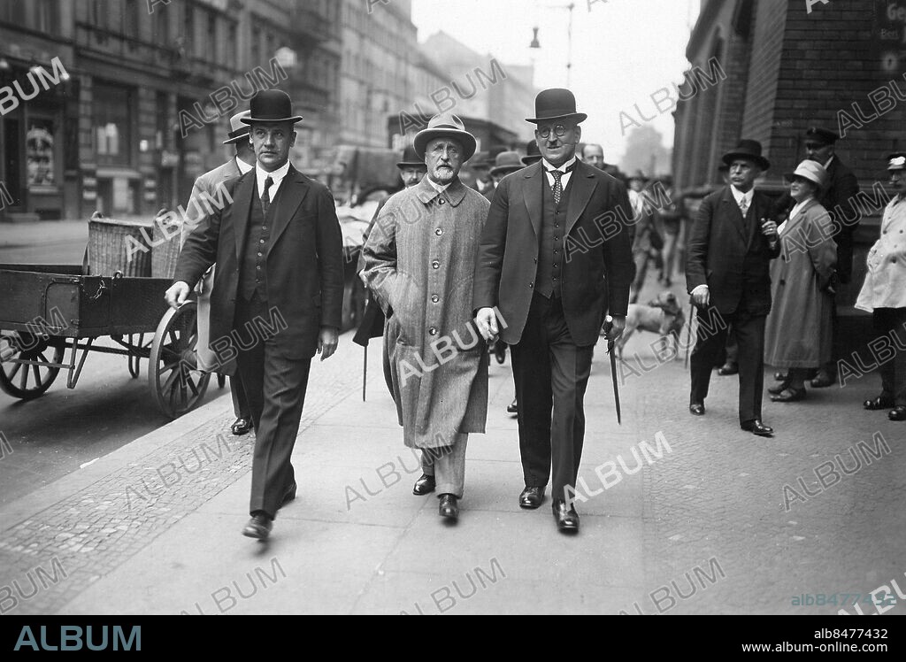 TYSKLAND BERLIN 1929. Orig. bildtext... DIE STADTOBERHÄUPTER VON BERLIN UND WIEN. Der 1. Bürgermeister von Wien, Seitz, stattete mit einigen Herren des Wiener magistrats zurzeit Berlin einen Besuch ab, wo er als Gast der deutschen Hauptstadt herzlich aufgenommen wurde. Unsere Aufnahme zeigt die beiden Bürgermeister Dr. Böss (mit schwarzem Hut) und Seitz (mit Spitzbart) nach der Ankunft auf dem Anhalter Bahnhof bei einem Gang durch die Stadt. Foto: Phot. Scherl / AB Text & Bilder / SVT / Kod: 5600 Mapp: Böss, Gustav G Böss, 1873-1946, tysk liberal politiker, överborgmästare i Berlin 1921-1929. K Seitz, 1869-1950, österrikisk politiker, borgmästare i Wien 1923-1934. persons: KARL SEITZ;GUSTAV BÖSS sites: ÖSTERRIKE*;BERLIN;TYSKLAND PhotoDate:1929-??-??.