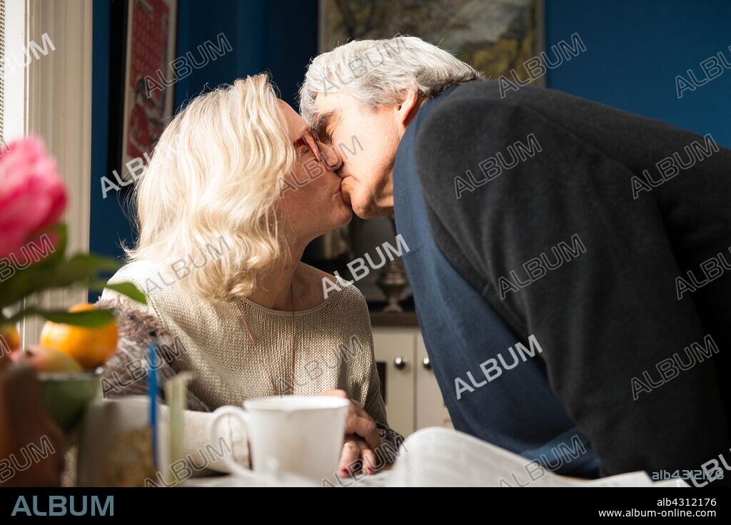 GLENN CLOSE et SAM WATERSTON dans ANESTHESIA, 2015, réalisé par TIM BLAKE NELSON. Copyright IFC FILMS.