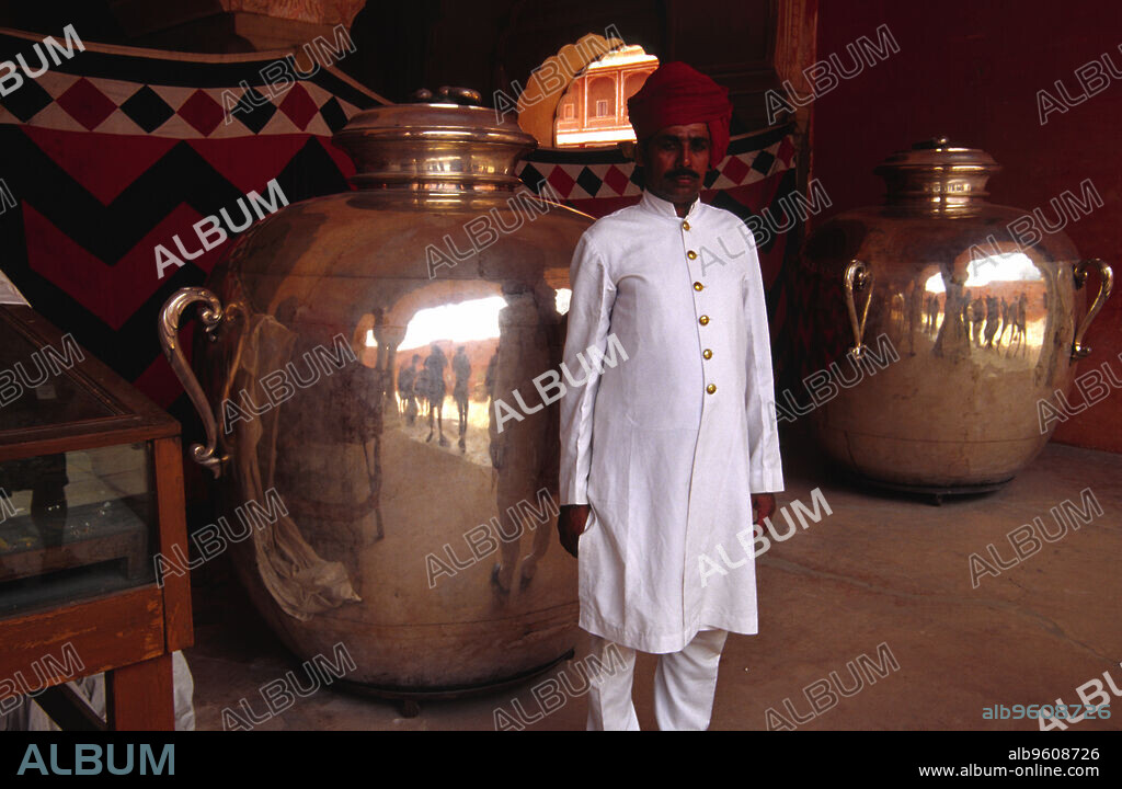 Urnas de plata"Gangajalis".Artesania en plata mas grande del mundo. Jaipur. Rajastan. India.