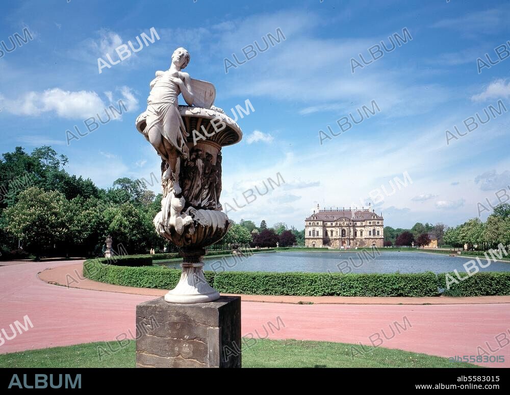 Dresden (Sachsen), Großer Garten. Marmorvase mit Psyche (Skulptur von Antonio Corradini (1668-1752); im Hintergrund das Palais (erb. 1678-93; Arch.: Johann Georg Starcke). Foto.