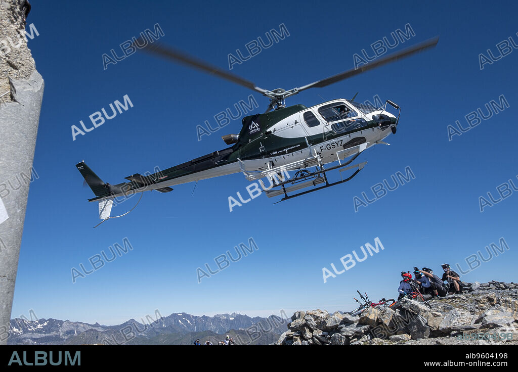 Helibike, helicopter lifts for mountain bikers, Punta Suelza, 2972 metros, Huesca, Spain.