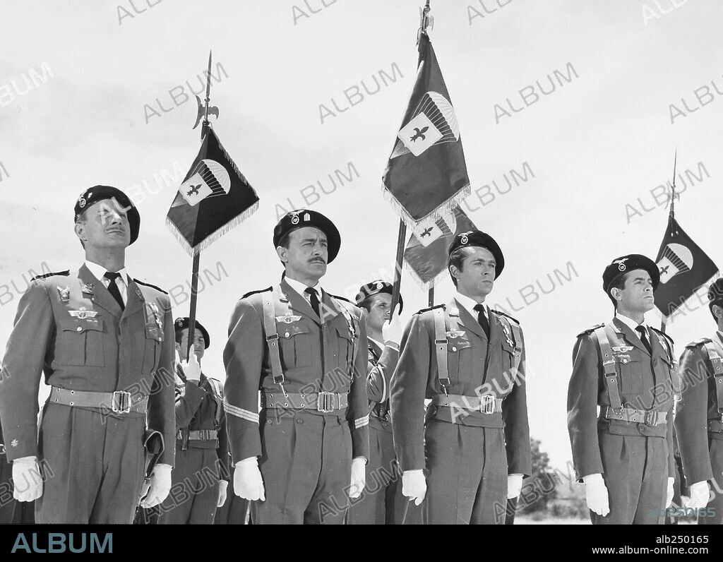 ALFREDO MAYO, GERMAN COBOS, JOSE CAMPOS y TOMAS BLANCO en UN PASO AL FRENTE, 1960, dirigida por RAMON TORRADO. Copyright NAGA FILMS.