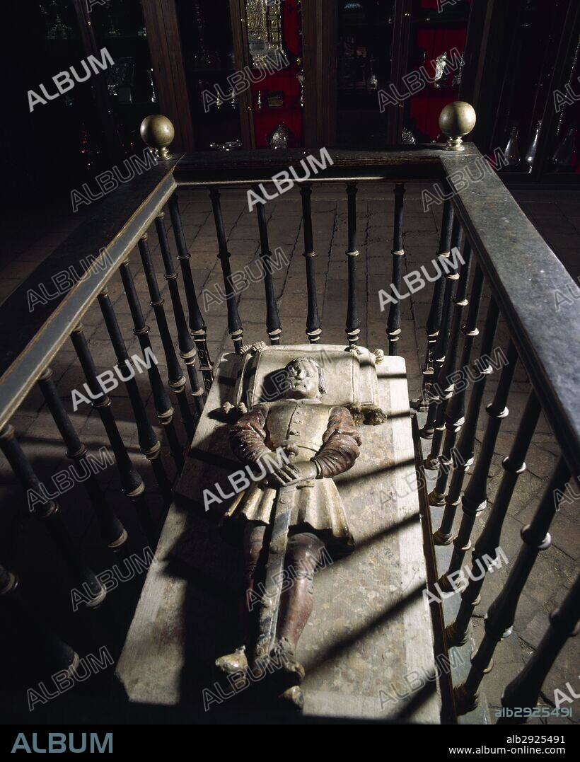 PEDRO ENRIQUEZ DE CASTILLA ("INFANTE DON PEDRO") (m. Segovia, 1366). Hijo de Enrique II Trastámara (1333-1379). A pesar de figurar el tratamiento de "Infante" en el sepulcro, nunca tuvo esta condición ya que su padre no le otorgó nunca en vida el título. Su padre lo reconoció como hijo a pesar de no ser fruto legítimo del matrimonio. SEPULCRO DEL INFANTE DON PEDRO en la Capilla de Santa Catalina de la Catedral de Segovia. Castilla-León. España.