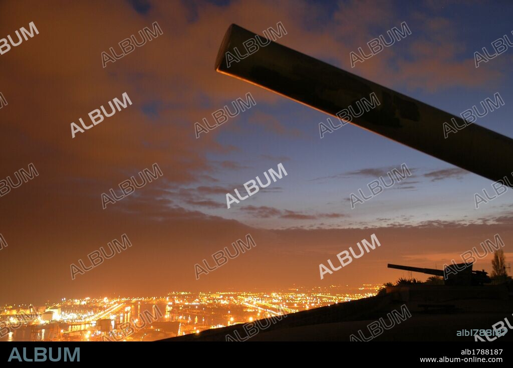 Vista al atardecer de los CAÑONES del Castillo de Montjuïc. BARCELONA. Cataluña.