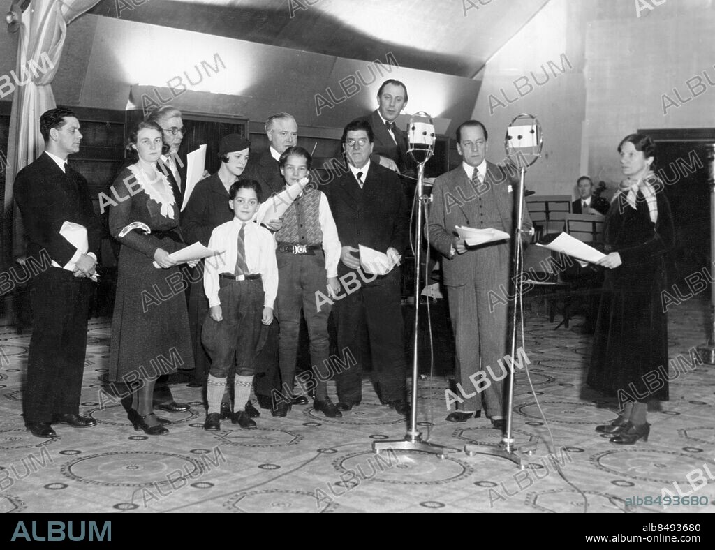 STOCKHOLM 1931.. Utan bildtext. Not. 1931 13/11 Medea regi O. Molander Fr.v. (...) Friedman, Signe Envall, Sven Bergvall, Märta Ekström, (...), Mattias Taube, (...), Hilding Rosenberg, Ivar Kåge, Maria Schildknecht. Anm. 1931 skrev Rosenberg radioteatermusik till pjäsen Medea i regi av Olof Molander, sändes 1931-11-13 Manus CD658 persons: IVAR KÅGE;MARIA SCHILDKNECHT;HILDING ROSENBERG;MATTIAS TAUBE;MÄRTA EKSTRÖM;STEN BERGVALL;SIGNE ENVALL sites: STOCKHOLM;SVERIGE.