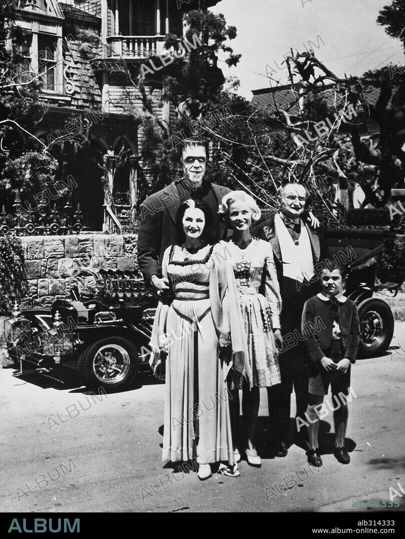 AL LEWIS, BEVERLEY OWEN, BUTCH PATRICK, FRED GWYNNE and YVONNE DE CARLO in THE MUNSTERS, 1964, directed by EARL BELLAMY, EZRA STONE, GENE REYNOLDS, JERRY PARIS, JOSEPH PEVNEY and NORMAN ABBOTT. Copyright CBS/MCA/UNIVERSAL.