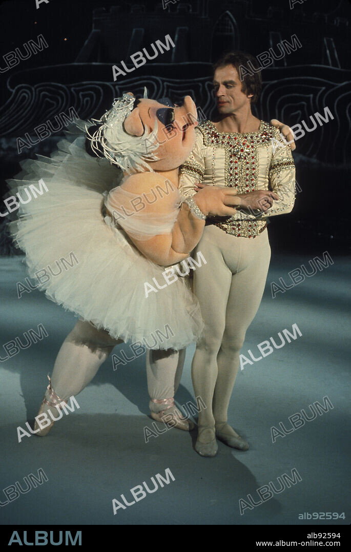 RUDOLF DANCER NUREJEV. Jan 01, 1978-Los Angeles, California, USA-Russian ballet dancer RUDOLF NUREYEV (March 17, 1938 Ð January 6, 1993) appeared on The Muppet Show 1978 with Miss Piggy in 'Swine Lake.