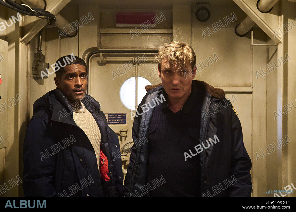 ALEXANDER KARIM y OLIVER MASUCCI en EL QUINTO DIA, 2023 (THE SWARM), dirigida por BARBARA EDER. Copyright Zweites Deutsches Fernsehen.