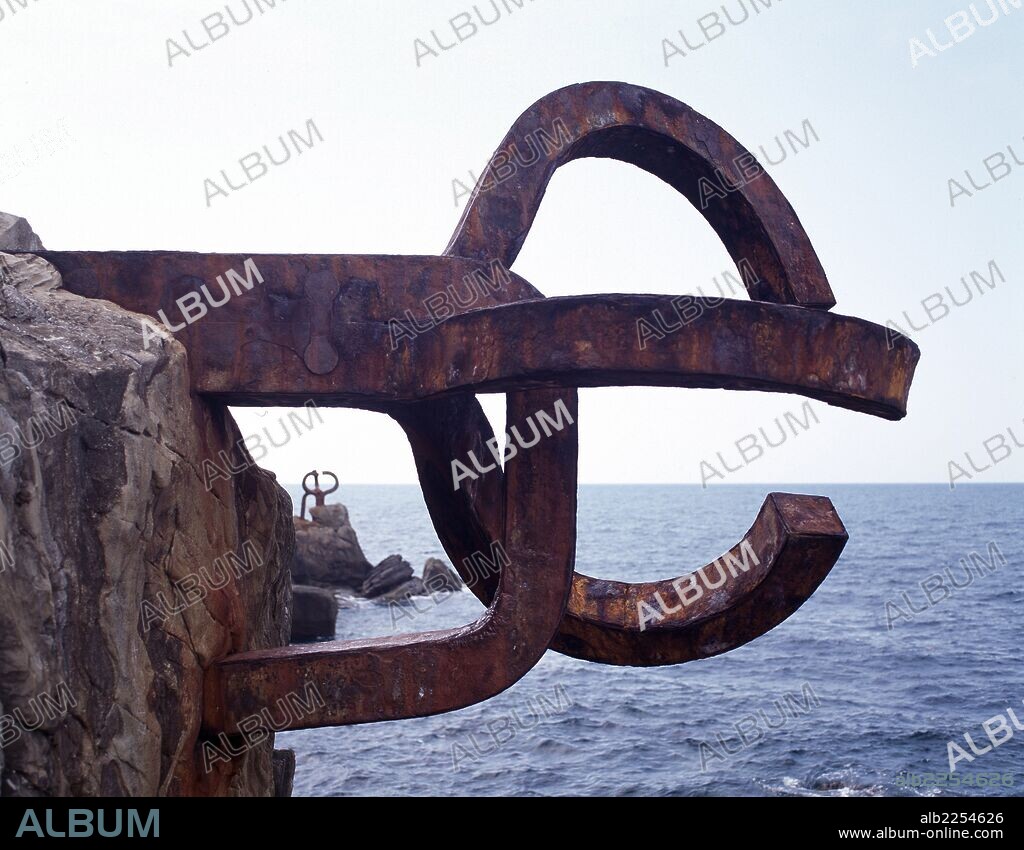 EDUARDO CHILLIDA. CHILLIDA, EDUARDO. ESCULTOR ESPA¿OL. SAN SEBASTIAN 1924-. "EL PEINE DE LOS VIENTOS". SAN SEBASTIAN *** Local Caption *** "EL PEINE DE LOS VIENTOS" IN SAN SEBASTIAN.