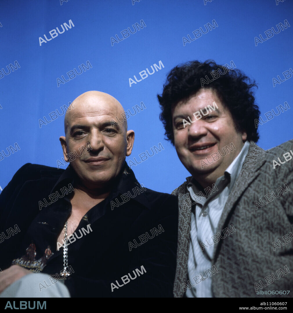 Telly Savalas, American actor and singer of Greek descent together with his brother, the American actor George Savals, as guests in German TV channel ZDF, music show disco, 1975.