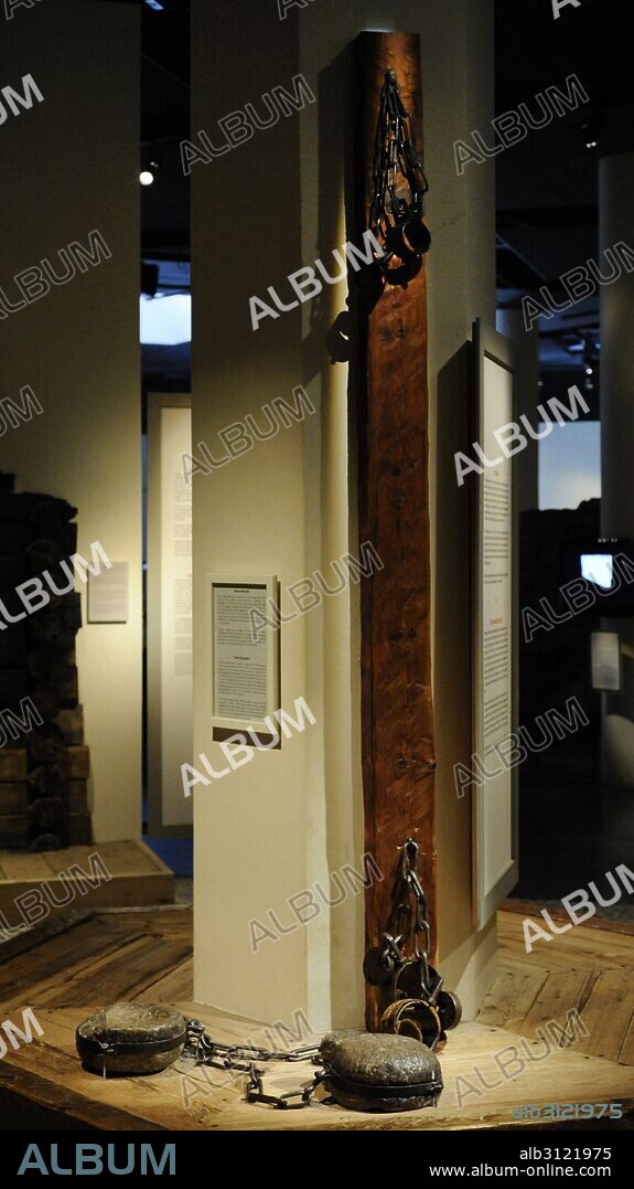 Castigo en la Edad Media. Picota y, en primer término, Las piedras de la ciudad, utilizadas para castigar a las mujeres adúlteras. Las llevaban colgadas al cuello y eran obligadas a pasearse por la Plaza Mayor. Museo Medieval. Estocolmo. Suecia.