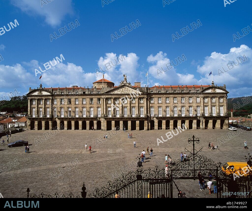 Vista general del PALACIO DE RAJOY o del Consistorio, realizado en el s. XVIII bajo influencia de la arquitectura clásica. Ha servido de Ayuntamiento, seminario y cárcel, y actualmente es la sede de la XUNTA DE GALICIA. Plaza del Obradoiro de SANTIAGO DE COMPOSTELA. Provincia de la Coruña. Galicia. España.