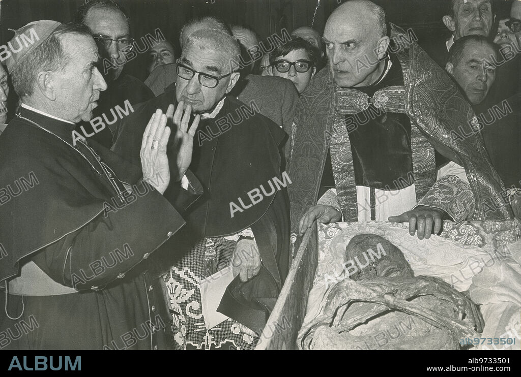 Madrid, 09/05/1969.  Exposición del cuerpo incorrupto de San Isidro, en un acto celebrado en la sacristía de la Real Colegiata, presidido por el arzobispo Casimiro Morcillo.