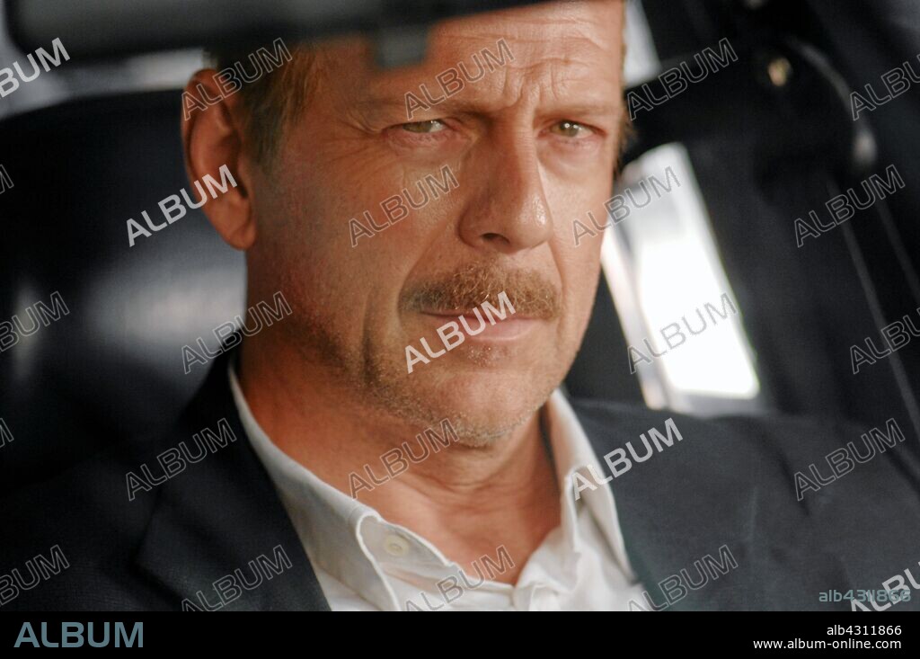 BRUCE WILLIS en 16 CALLES, 2006 (16 BLOCKS), dirigida por RICHARD DONNER. Copyright WARNER BROS.