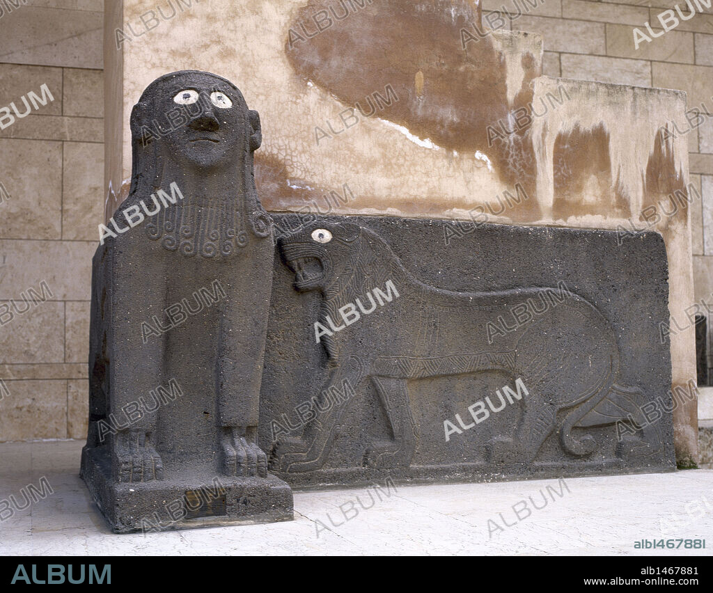 CIVILIZACIONES MEDITERRANEO ORIENTAL. SIRIA. CULTURA DE HALAF (h-6100-5400 a. C.). Se extendió de Samarra al lago Van y de los montes Zagros a los Tauros. ESFINGE Y RELIEVE DE LEON de basalto, que custodiaba el TEMPLO DE TELL HALAF (yacimiento del nordeste del país). Entrada del edificio del Museo Nacional de Alepo.