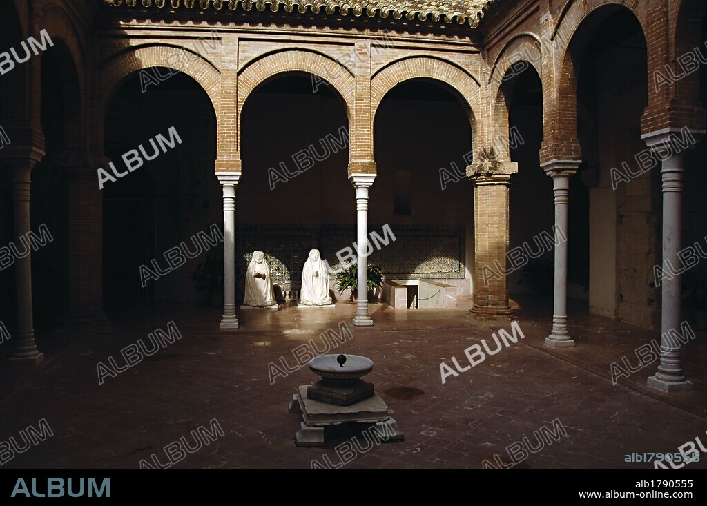 ARTE MUDEJAR. ESPAÑA. MONASTERIO DE SANTA MARIA DE LAS CUEVAS (MONASTERIO DE LA CARTUJA). Fundado en el año 1399 por Gonzalo de MENA, Arzobispo de Sevilla. Vista del CLAUSTRILLO, arquitectura mudéjar de la segunda mitad del s. XV. Las columnas son de mármol blanco con capitel campaniforme de influencia nazarí. SEVILLA. ISLA DE LA CARTUJA. España.