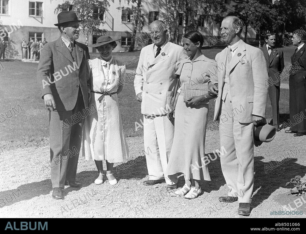 1937-06-13. Orig. bildtext... INVIGNINGEN AV GYMNASTIKFOLKHÖGSKOLAN PÅ VÄRMDÖN. På söndagen invigdes gymnastikfolkhögskolan på Värmdön. Vår bild visar fr.v. major Winroth, fru Holmström, dr. Diem med fru och kapten Berg von Linde. Foto: AB Text & Bilder / SVT / Kod: 5600 Mapp: Diem, Carl Lillsved idrottshögskola på Värmdö invigdes 13/6 1937 persons: AXEL BERG VON LINDE;CARL DIEM;LISELOTT DIEM sites: TYSKLAND*;VÄRMDÖ;SVERIGE.