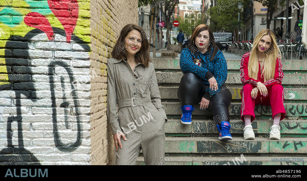 MANUELA BURLO MORENO, MARTA MARTIN y SAIDA BENZAL en POR H O POR B, 2020, dirigida por MANUELA BURLO MORENO. Copyright GLOBOMEDIA/HBO EUROPE/LACOPRODUCTORA.