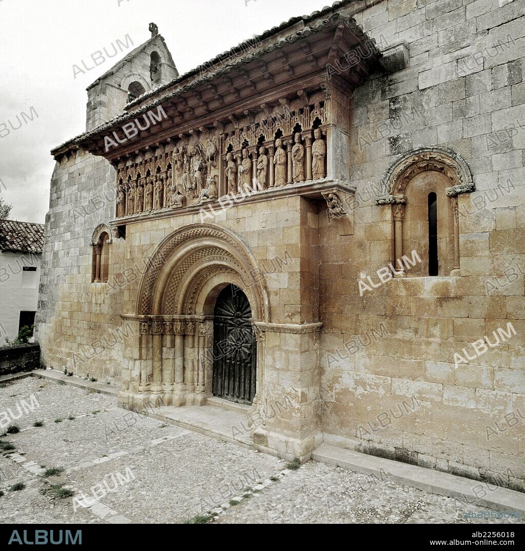 PALENCIA. MOARVES DE OJEDA. IGLESIA DE SAN JUAN BAUTISTA. FACHADA. ARTE ROMANICO , SIGLO XII.