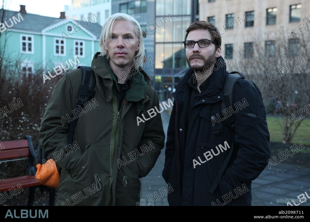 BENEDICT CUMBERBATCH y DANIEL BRUHL en EL QUINTO PODER [DENTRO DE WIKILEAKS], 2013 (THE FIFTH ESTATE), dirigida por BILL CONDON. Copyright DREAMWORKS SKG / CONNOR, FRANK.