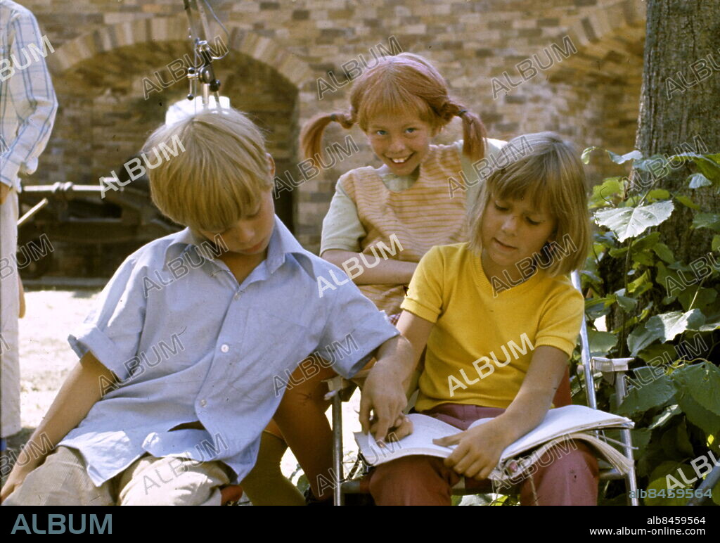ARKIV 1969AUG. Barnskådespelarna Pär Sundberg, Inger Nilsson och Maria Persson i rollerna som Tommy, Pippi Långstrump och Annika läser ur manuskriptet under filminspelningen av "Pippi på de sju haven" på borggården i Vaxholms fästning strax utanför Stockholm i augusti 1969.. Foto: Jan Collssiöö / SCANPIX / Kod: 1001.