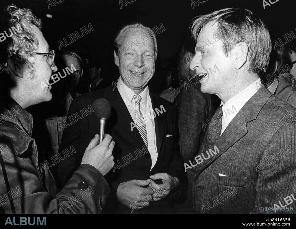ARKIV 1973-08-28. Statsminister Olof Palme (th) och polismästare Kurt Lindroth (mitten) gratulerar varandra till den lyckliga utpplösningen av det sex dagar långa gisslandramat i samband med rånförsöket mot Kreditbanken på Norrmalmstorg i Stockholm i augusti 1973. Rånaren Jan-Erik Olsson steg den 23:e augusti in på Kreditbankens kontor beväpnad med en kulsprutepistol och tog fyra banktjänstemän som gisslan. Han begärde att den kände bankrånaren Clark Olofsson skulle transporteras till banken från fängelset i Norrköping. I direktsändning i radio och tv kunde Sverige och världen följa dramat timme för timme. Norrmalmstorg spärrades av och inne i banken förhandlade polisen med rånaren. Foto: Sven-Erik Sjöberg / DN / SCANPIX / Kod: 53. ** SvD OUT **.