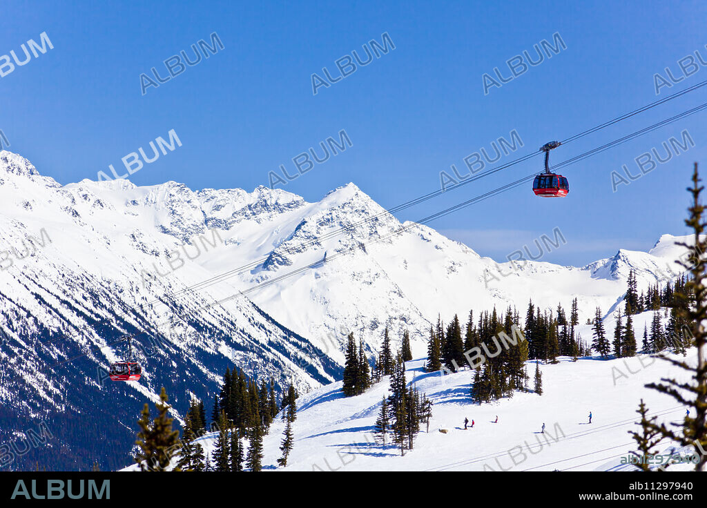 Peak 2 Peak Gondola, between Whistler and Blackcomb mountains, Whistler Blackcomb Ski Resort, Whistler, British Columbia, Canada, North America.