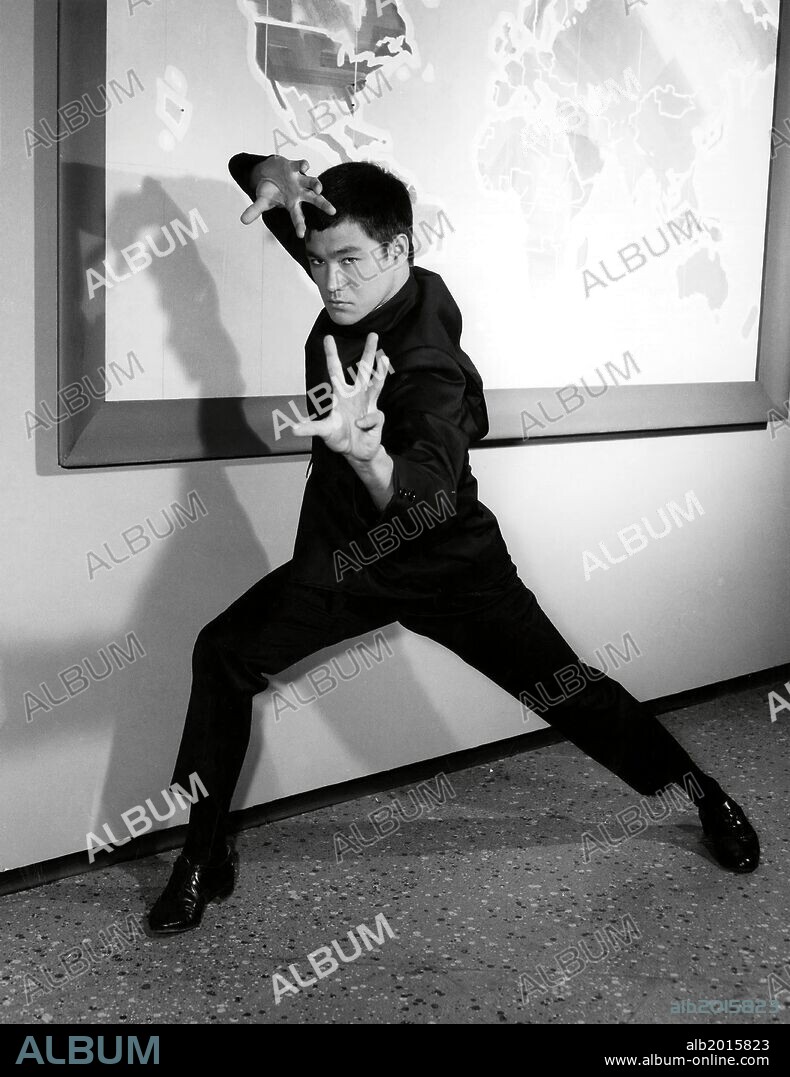 BRUCE LEE en EL AVISPON VERDE, 1966 (THE GREEN HORNET), dirigida por ALLEN REISNER, ROBERT L. FRIEND y WILLIAM BEAUDINE. Copyright 20TH CENTURY FOX.