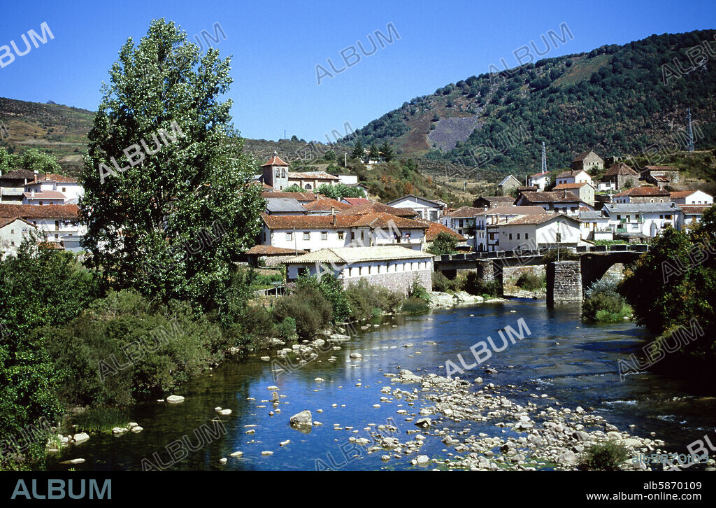 Oroz-Betelu, río Irati y pueblo / Valle de Irati (Pirineos).