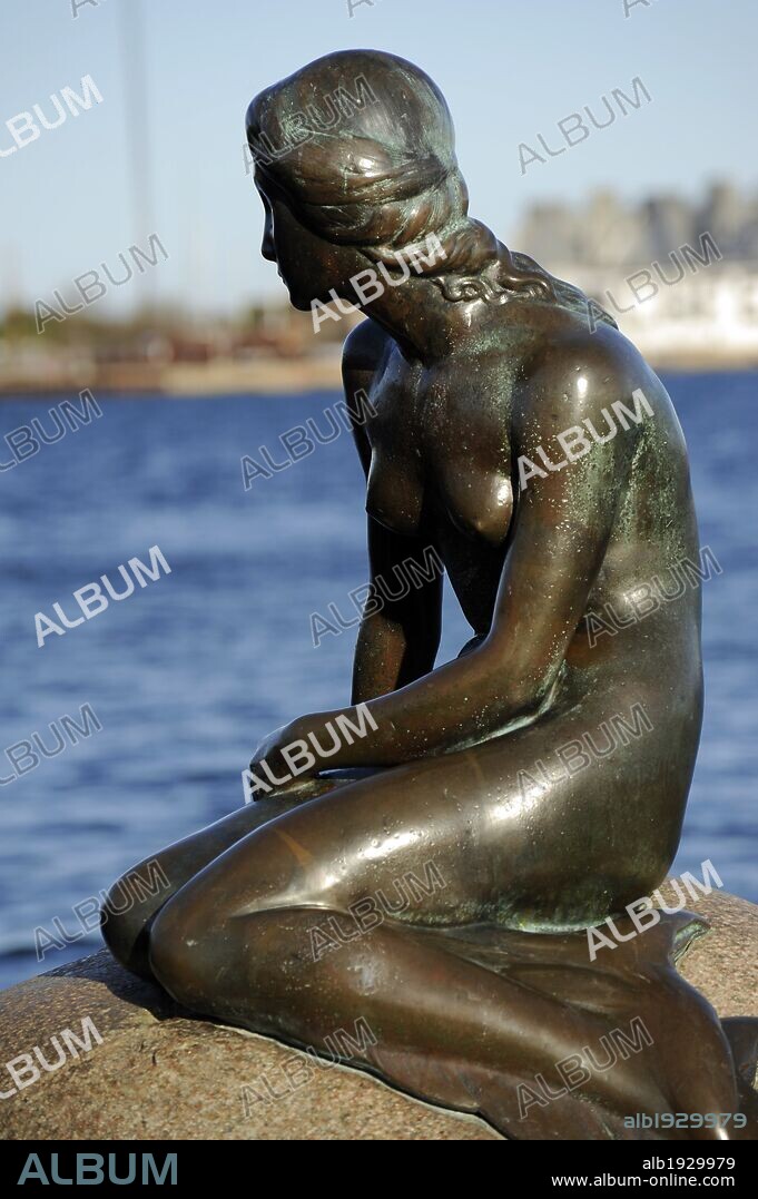 DINAMARCA. COPENHAGUE. Vista de la ESTATUA DE "LA SIRENITA", realizada en bronce en 1913 por el escultor Edgar ERIKSEN. Símbolo de la ciudad. Europa.