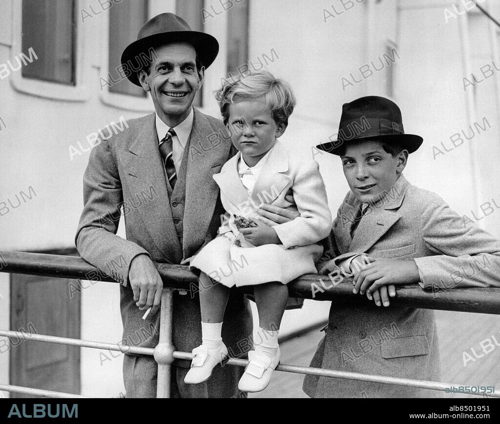 Orig. bildtext... HOLLYWOOD FILM STARS ARRIVE. 30.8.37. Mr. Raymond Massey with 3 1/2-year-old Daniel and Jeffery, his children, on arrival at Southampton on the Queen Mary today. Anm. R Massey, 1896-1983, kanadensiskfödd amerikansk skådespelare. D Massey, 1933-1998, brittisk skådespelare. Leende Relingar Trio Resenärer Syskon Bröder CD533 persons: JEFFERY MASSEY;DANIEL MASSEY;RAYMOND MASSEY sites: USA*;SOUTHAMPTON;STORBRITANNIEN.