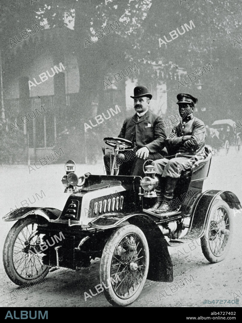Voiturette populaire de 1902, avec le Marquis de Dion (1856-1946) et son chauffeur Zelele. Photographie tiree du fascicule 'Images du passe' en 1937. Credit : Collection KHARBINE-TAPABOR.