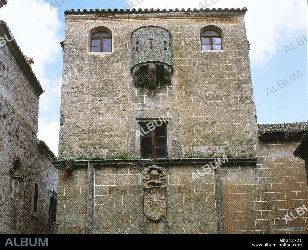 Casa Solís con escudo heráldico de la família (representado por un sol). Cáceres.