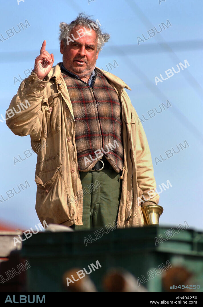 RAYMOND BOUCHARD en LA GRAN SEDUCCION, 2003 (LA GRANDE SEDUCTION), dirigida por JEAN-FRANÇOIS POULIOT. Copyright MAX FILMS PRODUCTIONS.